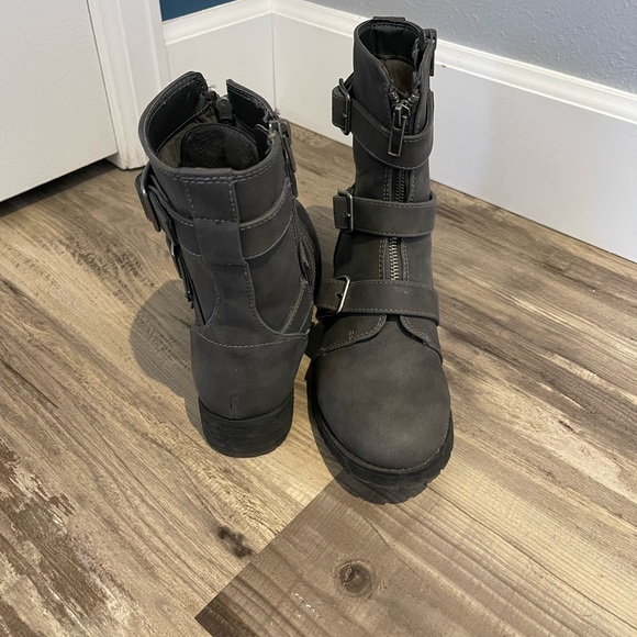 American Eagle women’s grey zippered boots - Picture 2 of 7